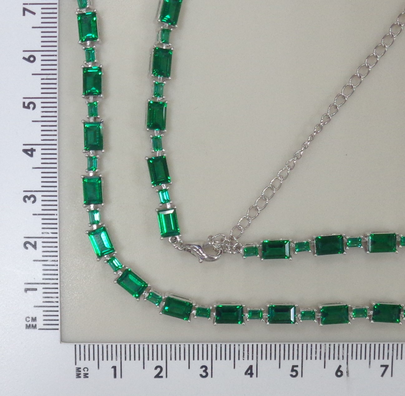 Серебряное колье с выращенными изумрудами